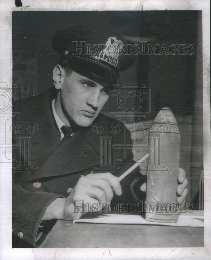 1955 Press Photo Officer Frank Kracher Examines a 77-mm - Historic Images