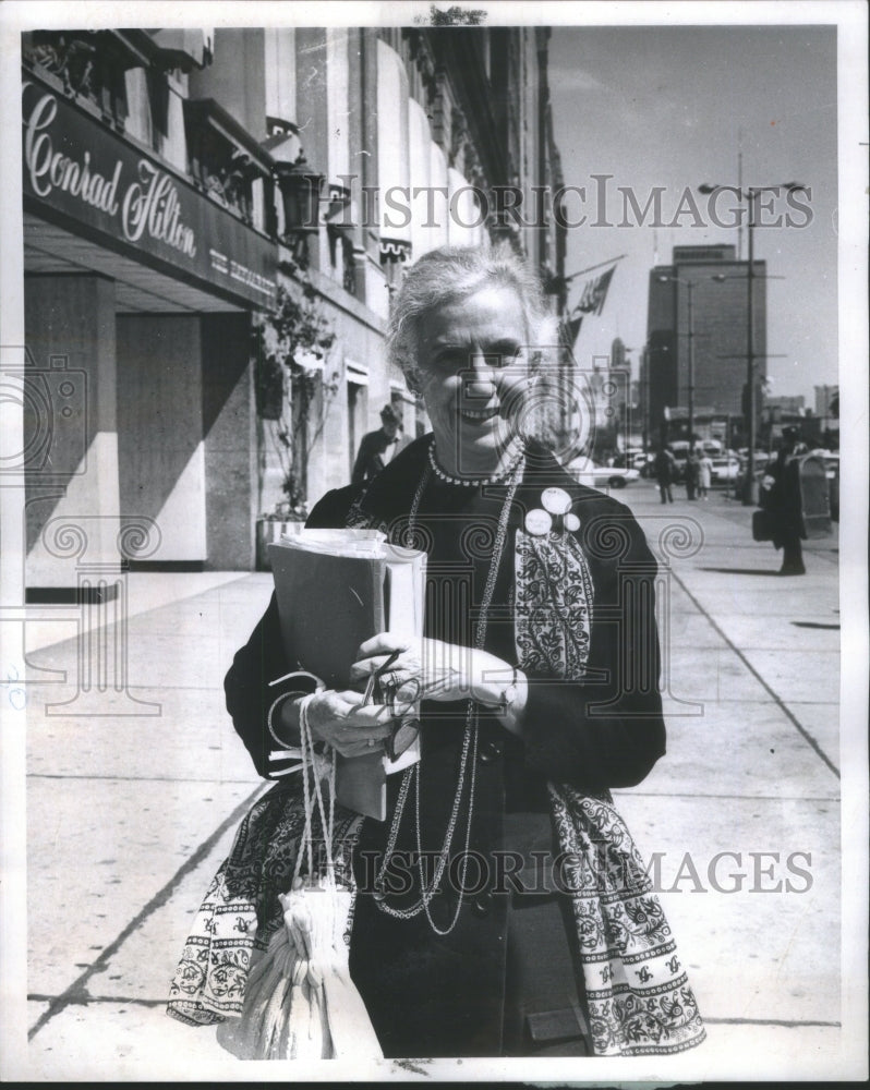 1970 Press Photo Margaret Kuhn buttons militant crusade- RSA47647 - Historic Images