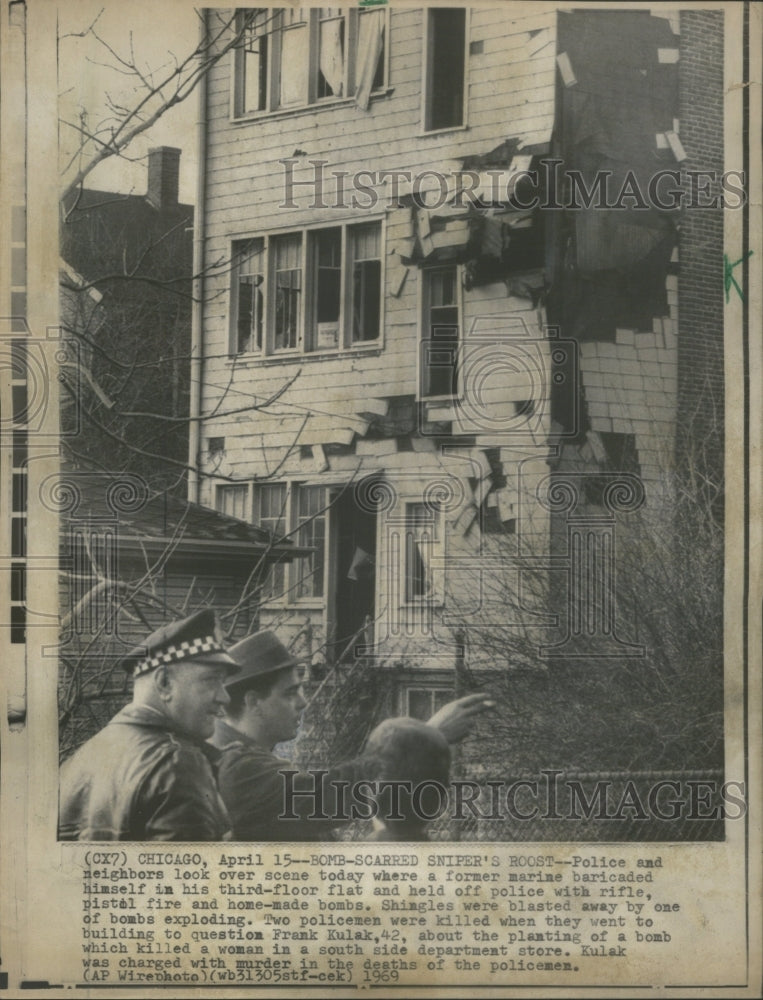 1969 Press Photo Police former marine baricacad rifle- RSA47775 - Historic Images