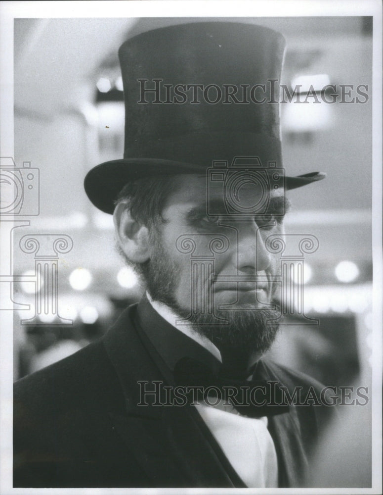 Press Photo Actor Joseph Leisch Portrays President Abra - Historic Images