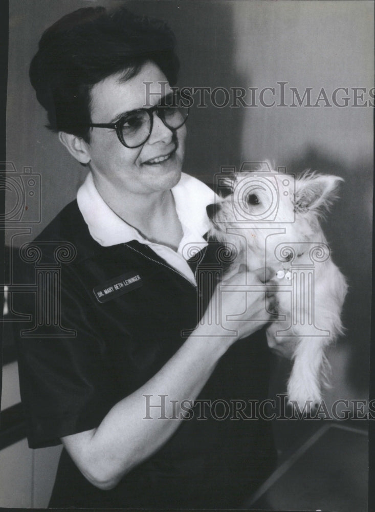 1990 Dr. Mary Beth, vet Leininger carrying - Historic Images