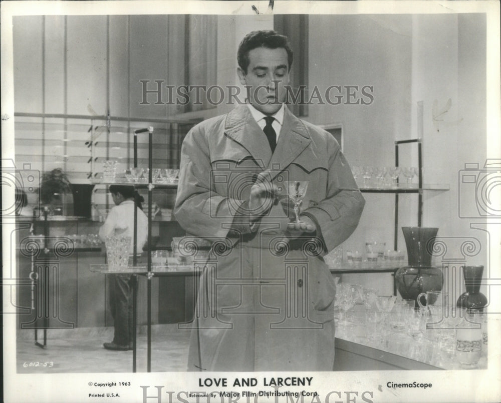 1963 Press Photo Vittorio Gassman Check-Authenticity-Cr- RSA49025-Historic Images