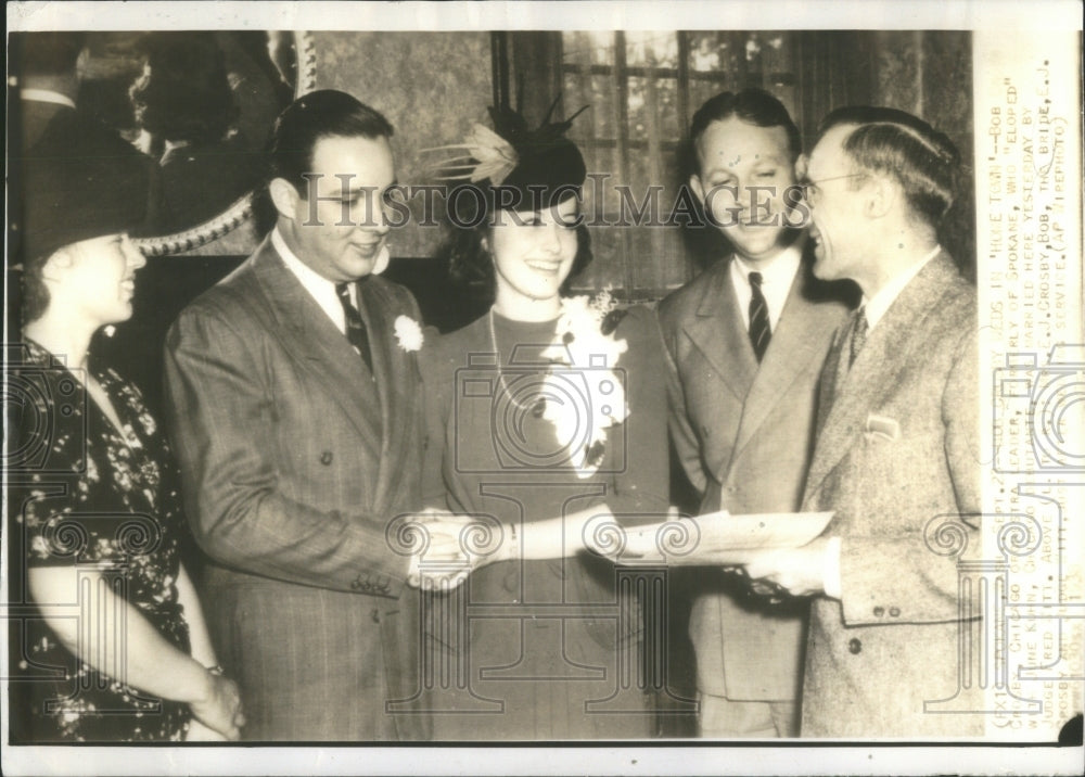 Press Photo Two men shakes hands - Historic Images