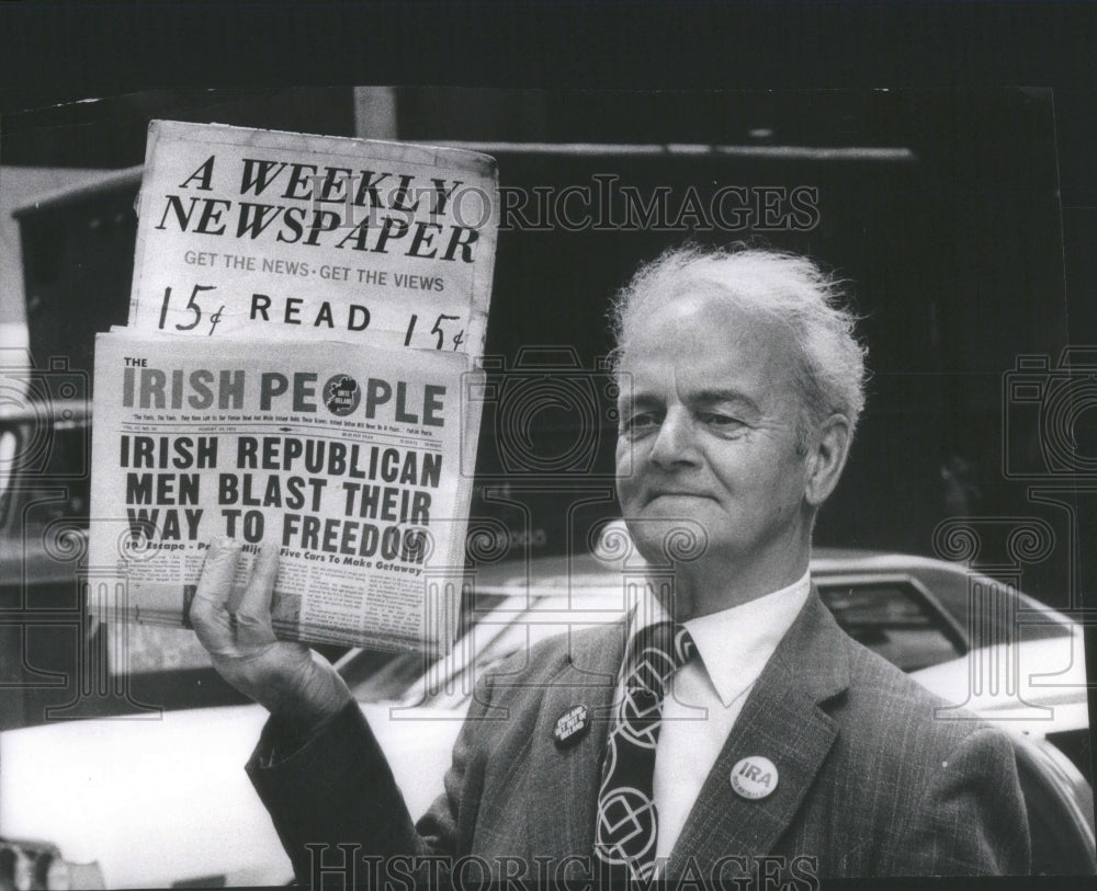 1974 Press Photo John Lonergan selling the newspaper &quot;T - Historic Images