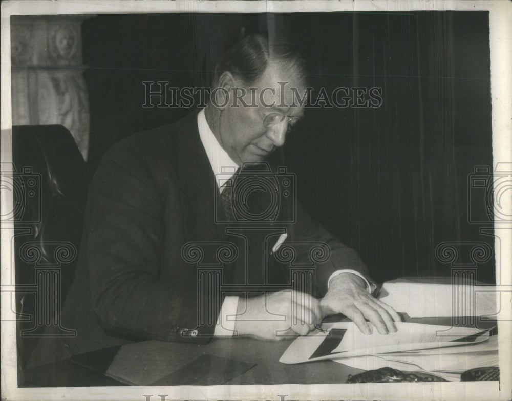 1935 Press Photo Grasping Fountain Pen Firmly Frank Day- RSA49645 - Historic Images