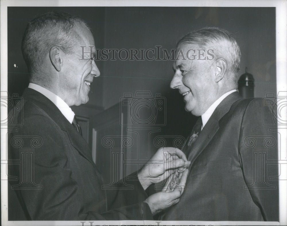 1946 Press Photo James Knowlson receives medal of merit- RSA49701- Historic Images