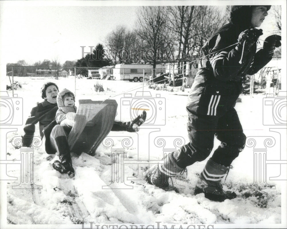 1980 Sharan Fabris Plays with her children. - Historic Images