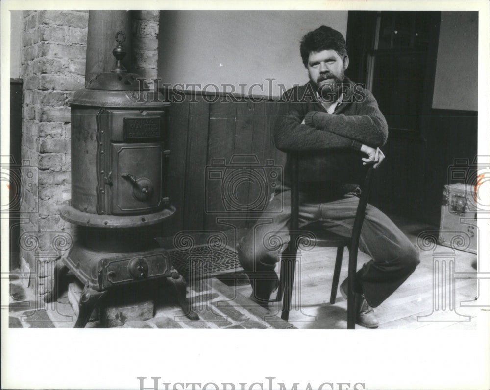 1984 Press Photo Bill Fitz Gerald Set Pot belly stove b- RSA50815 - Historic Images