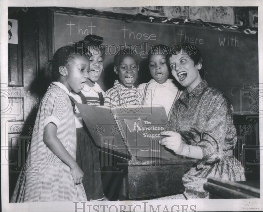 1958 Sue Kelly Yule Harmony - Historic Images