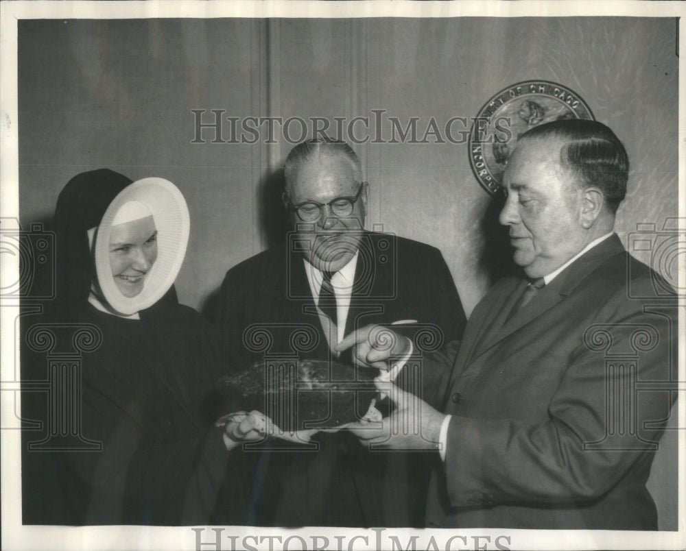 1965 Press Photo Sister Carol Kottewitz Irish Loaf Mayo- RSA51131 - Historic Images