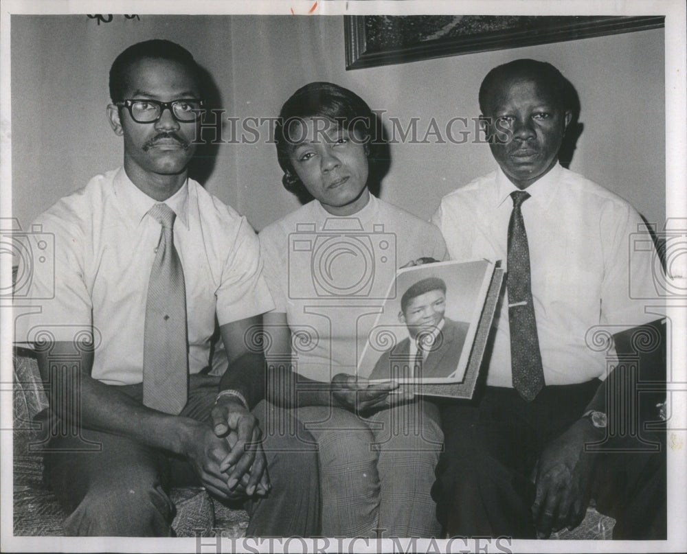 1970 family slain Harold Jackson they mourn - Historic Images