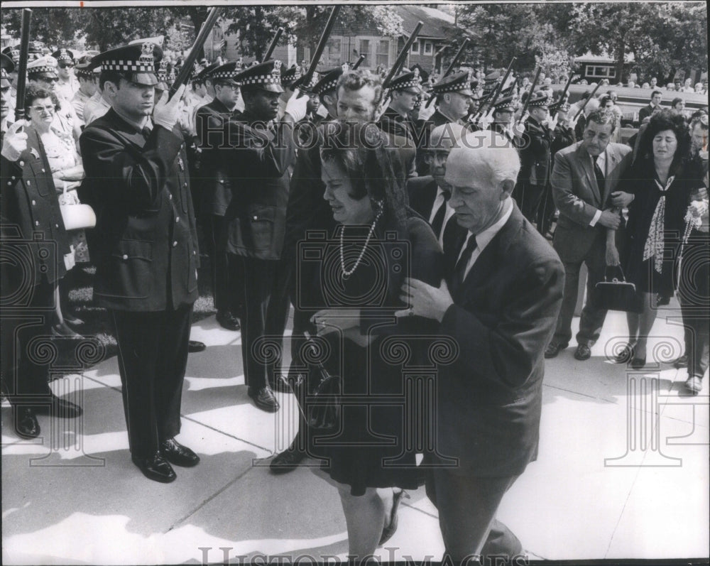 1970 Press Photo Police Widow Mrs. James Alfano Jr.- RSA51527 - Historic Images