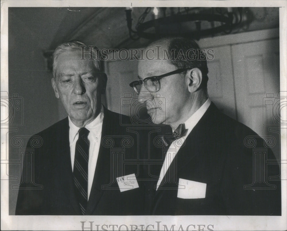 1970 Press Photo Fairfax M. Cone Meets Edward H. Levi- RSA51581 - Historic Images