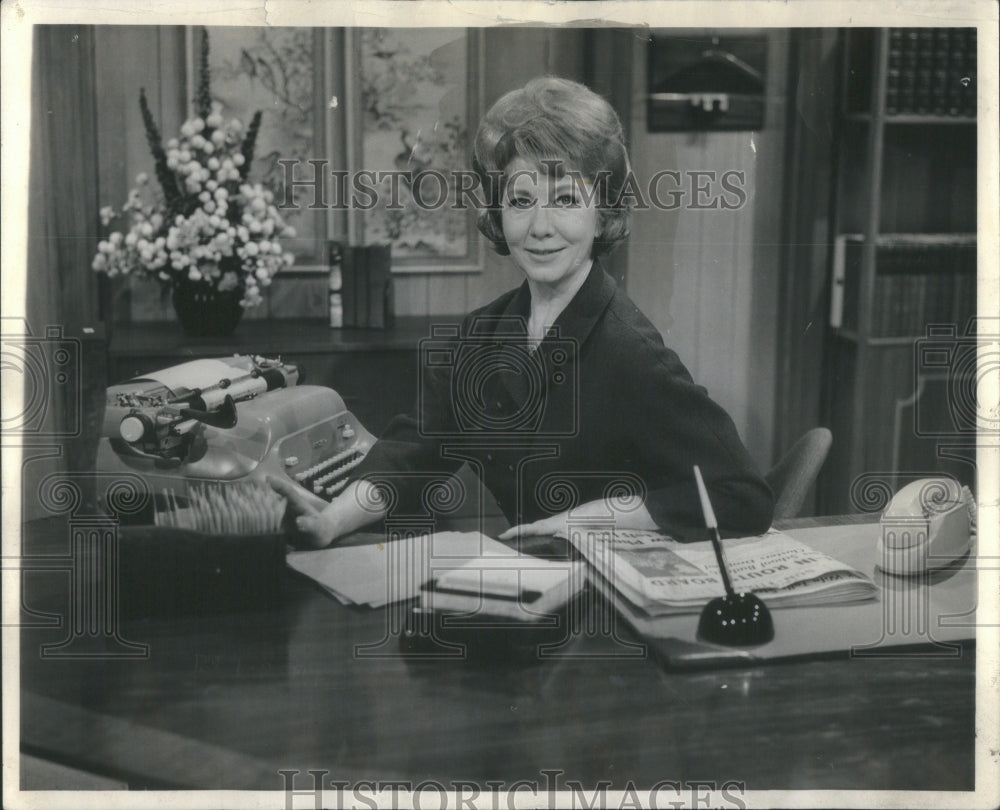 1966 Dorsey Connors Sun time employee - Historic Images