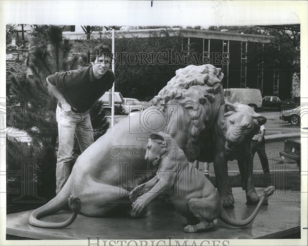 1986 Sculptor Tim Barnes pride lions Metra - Historic Images