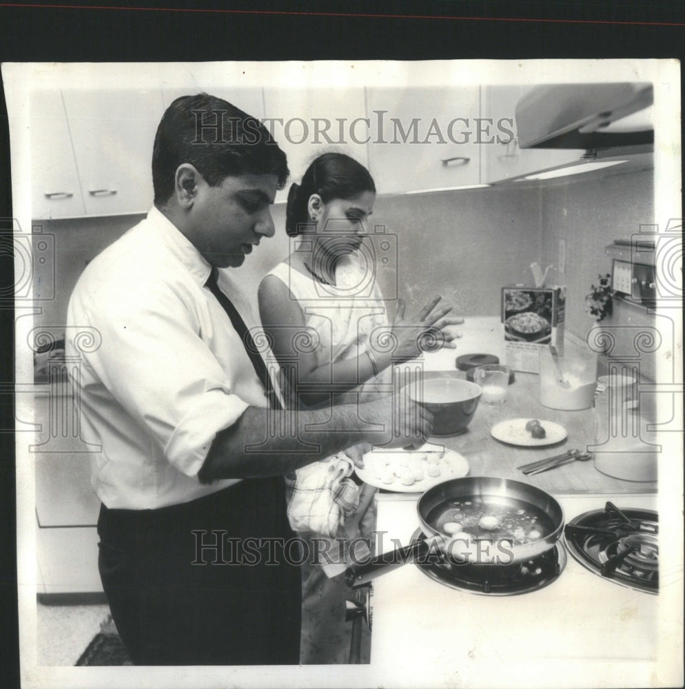 1965 Mr. And Mrs. Kali Charan Bahl Cooking - Historic Images