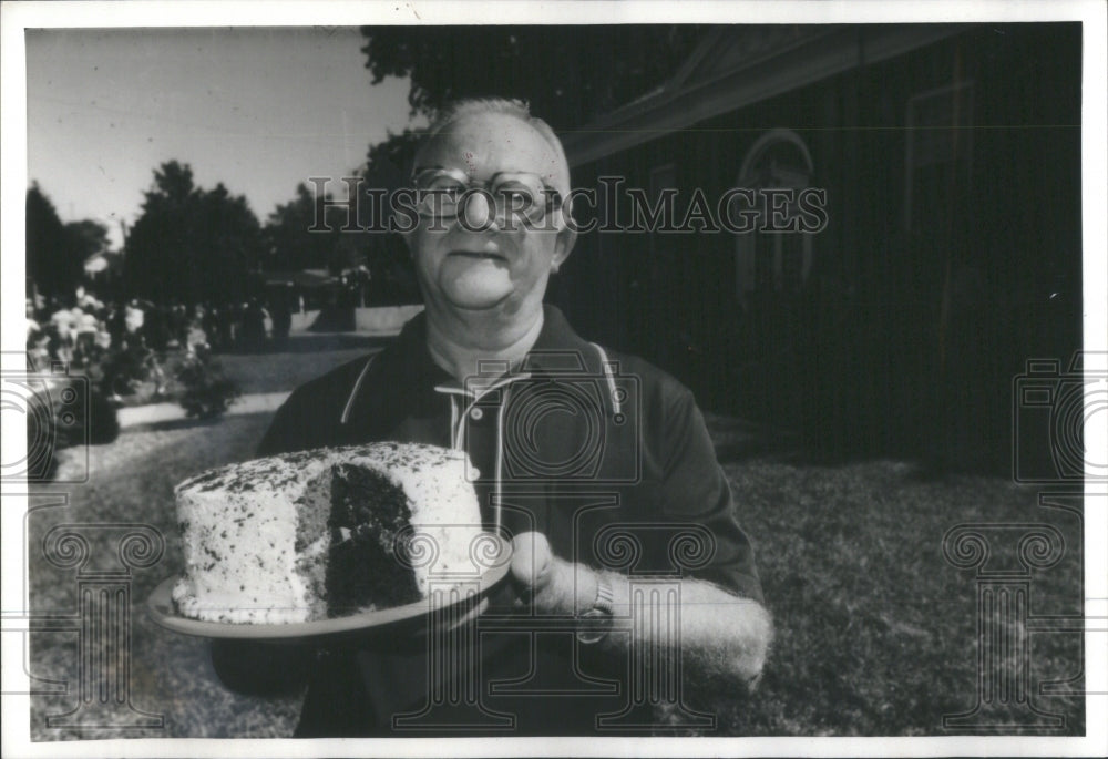 1979 Louie Ball Hint Of Mint Cake Prize Win - Historic Images