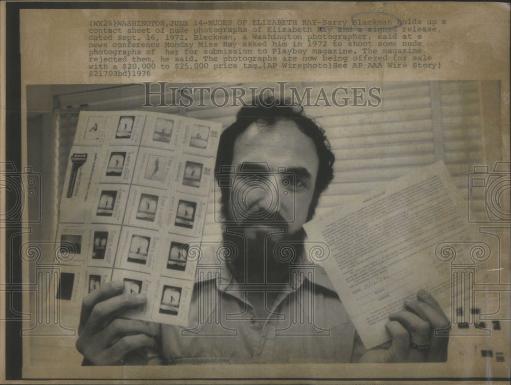 1976 Photographer Barry Blackman holding ph - Historic Images