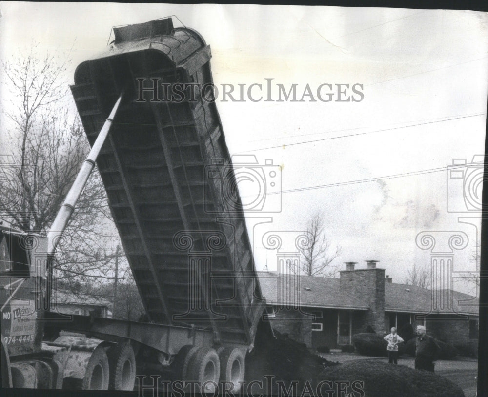 1975 Press Photo Fertilizer Dump Truck- RSA53449 - Historic Images