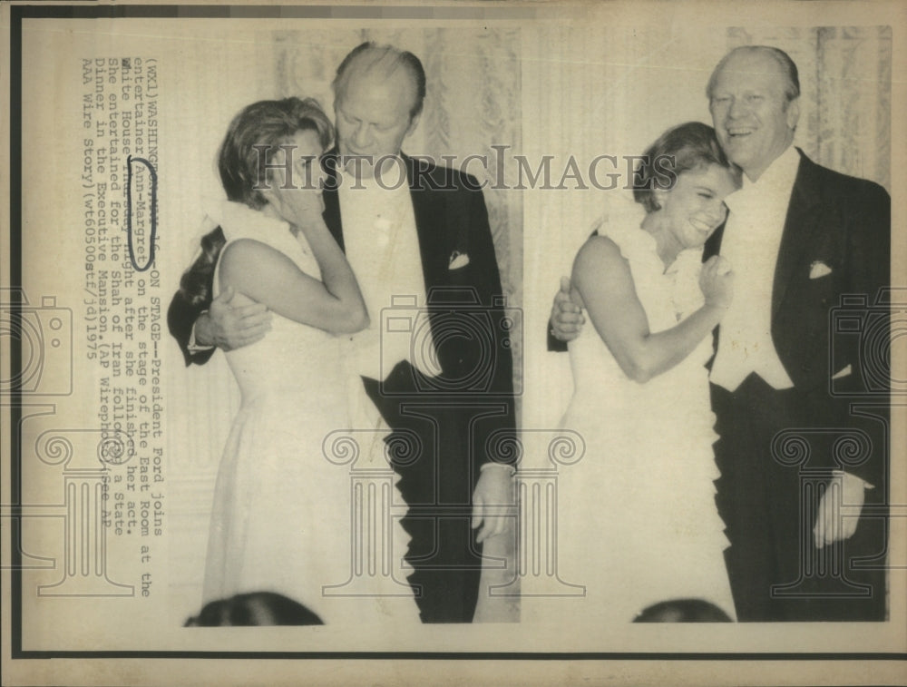 1975 Press Photo President Ford Ann Margaret Stage East- RSA53763 - Historic Images