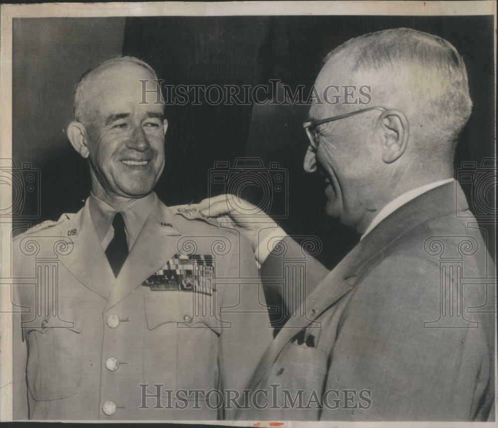 1950 Press Photo Fifth Star is presented to Gen. Omar B- RSA53907 - Historic Images