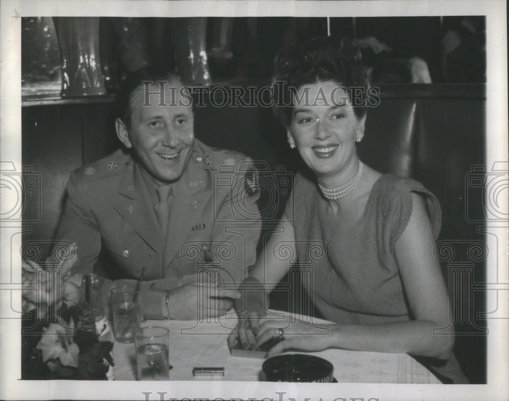 1945 Press Photo Lieut Fred Brisson Storx Club Colonel- RSA54457 - Historic Images