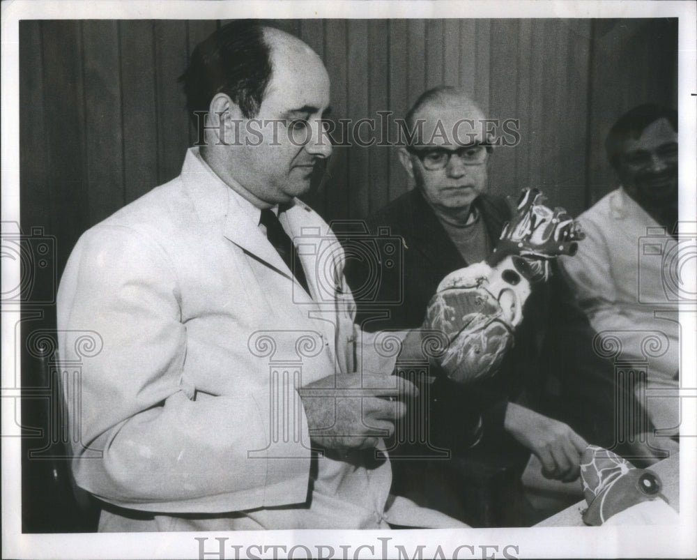 1971 Press Photo Stanley brockman Thoracic Surgery- RSA54571 - Historic Images