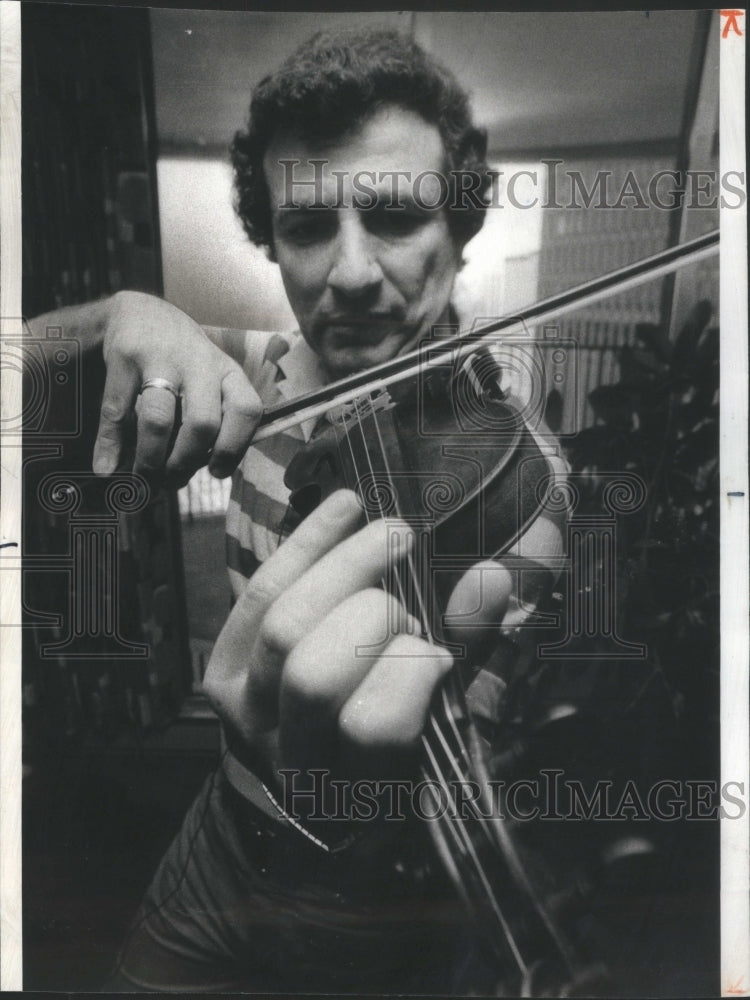 1977 Press Photo Royal Crown Cola Joe Golan Violin Play- RSA54655 - Historic Images