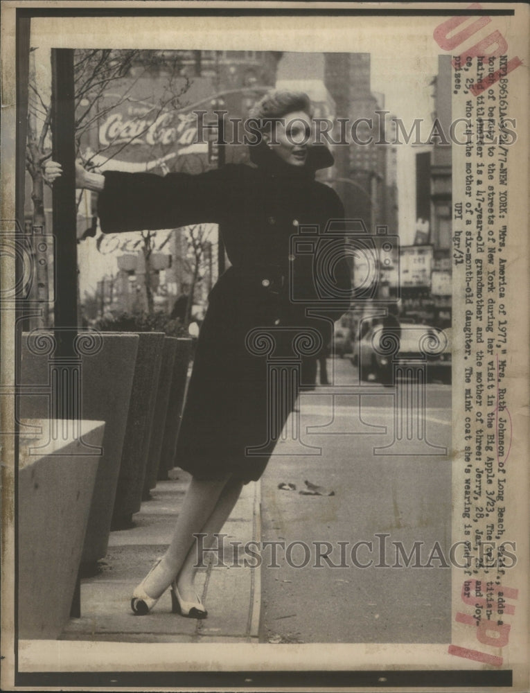 1977 Press Photo America Ruth Johnson Long Beach Adds- RSA54771 - Historic Images