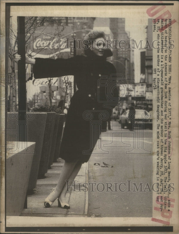 1977 Press Photo America Ruth Johnson Long Beach Adds RSA54771 Historic Images