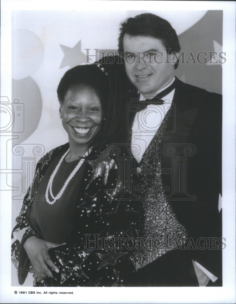 1994 Whoopi Goldberg Robert Urich - Historic Images