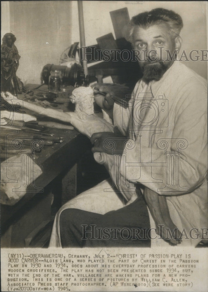 1945 Press Photo Alois Lang Master Woodcarver Artist- RSA56137 - Historic Images