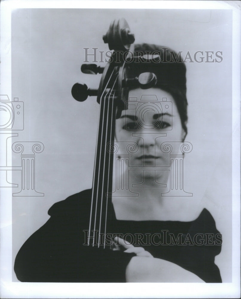 1977 Press Photo Leonore Blazer Singer Violinist Pose- RSA56365 - Historic Images