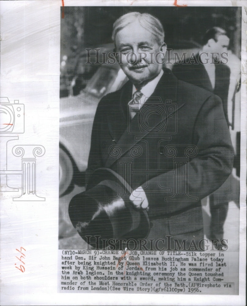 1956 Press Photo Sir John Bagot Glub Buckingham Palce- RSA56611- Historic Images