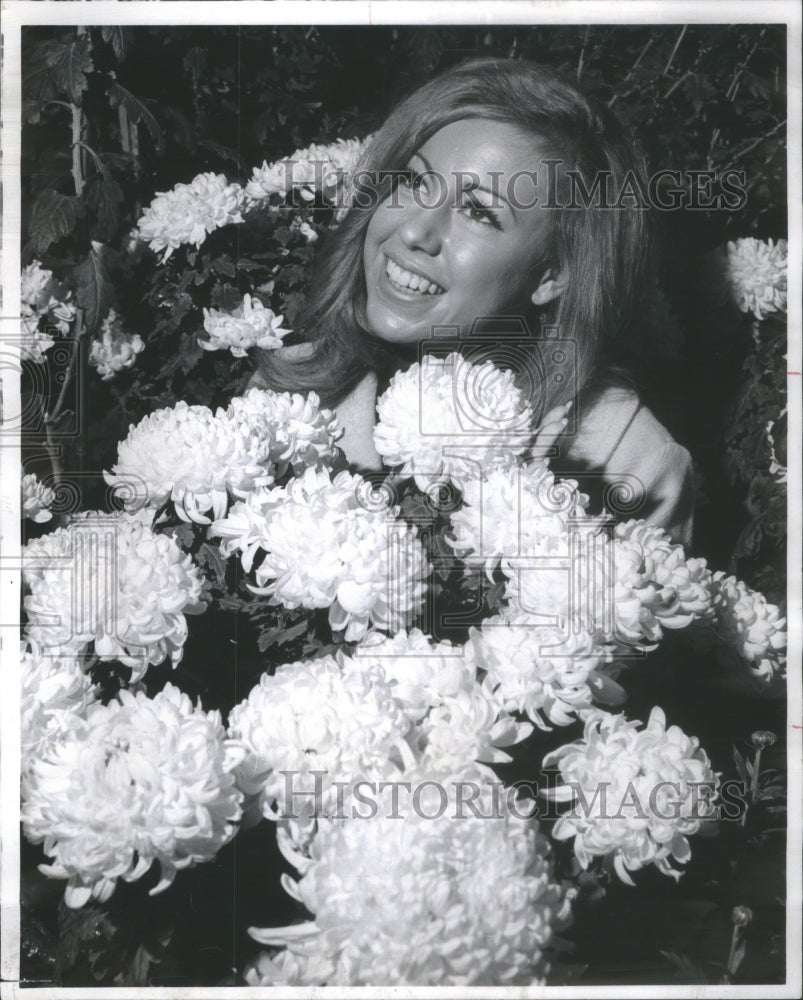 1988 Press Photo Model Tiffany Land chrysanthemums - Historic Images