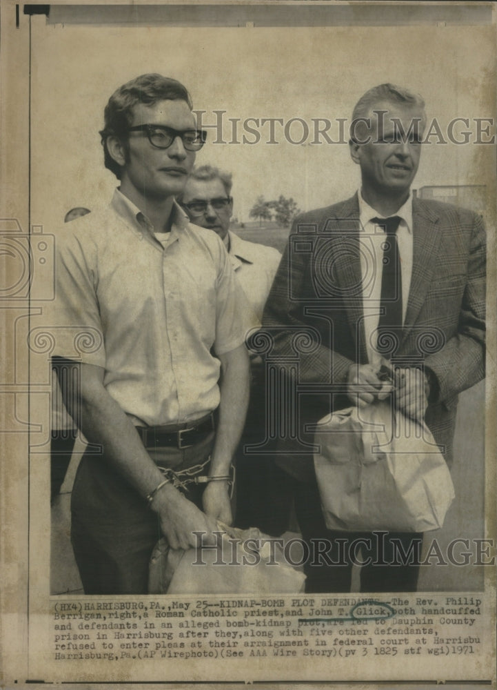 1971 Press Photo Rev Philip Serrigan priest John Glick - Historic Images