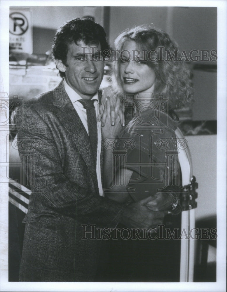 Paul Michael Glaser Shelley Hack Tender Moment - Historic Images