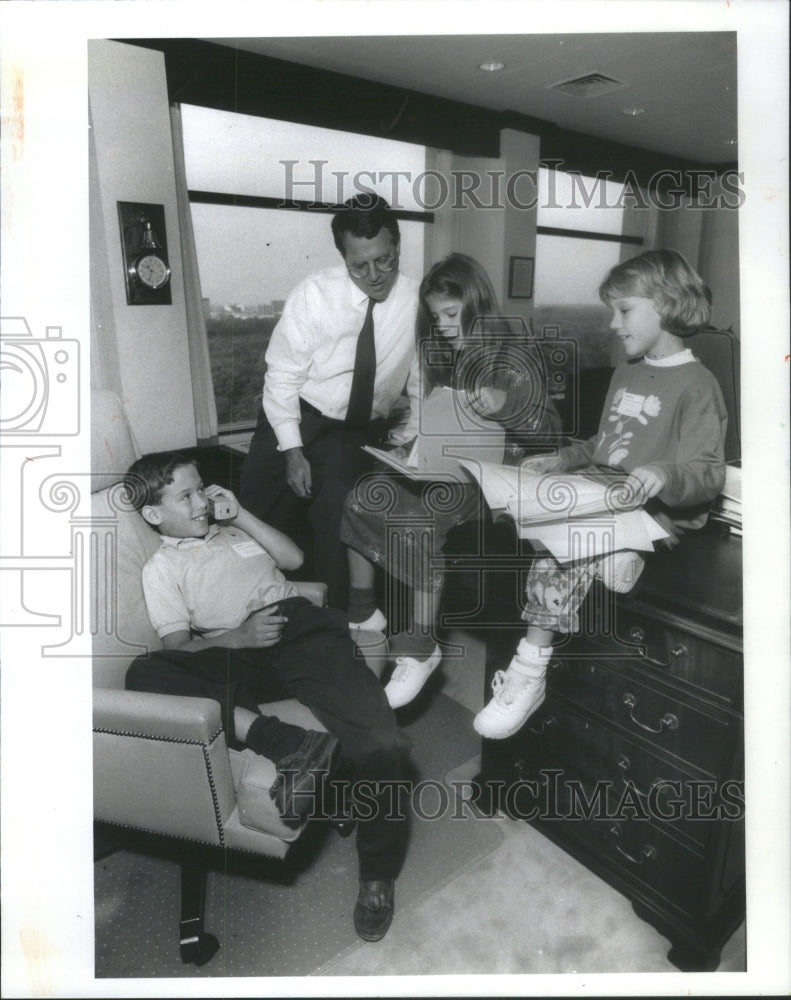 1990 John Frazee, Centel Corp CEO &amp; Kids-Historic Images