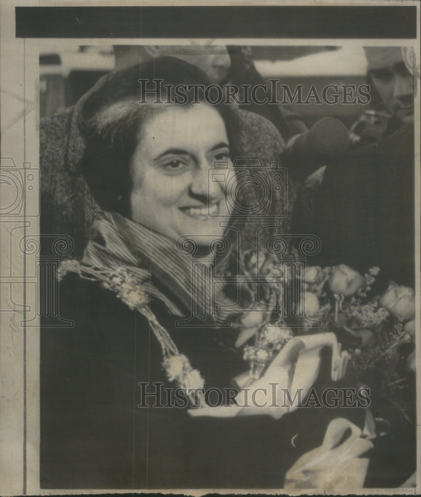 1966 Press Photo Indira Gandhi Rose Happy Williamsburg- RSA58705- Historic Images