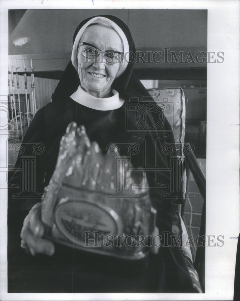 1971 Press Photo Sister Mary Alexander Gannon historical decanter - Historic Images