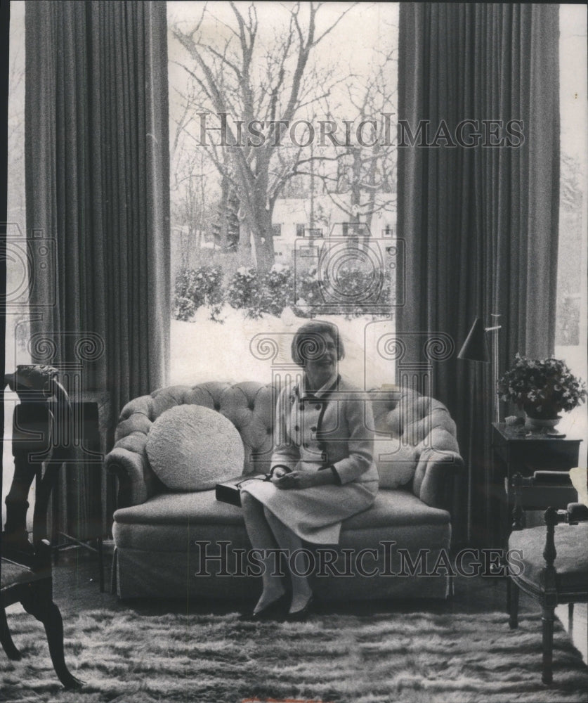 1967 Mrs Arthur Knickbler Jr sitting room master Bed - Historic Images