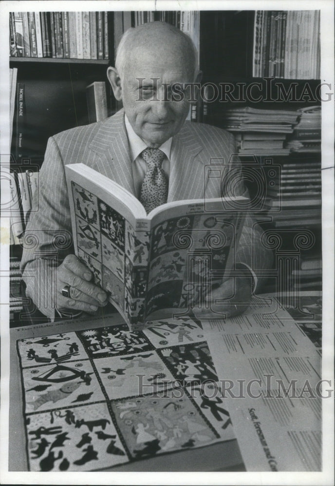 1975 Press Photo Leo B.kneer Scott foresman School Textbook- RSA59723 - Historic Images