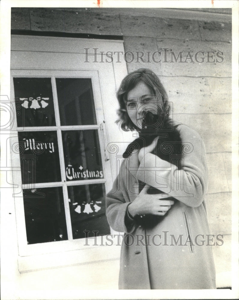 1965, Jill hunt VISTA Nanky Poo Last Hug cat- RSA59973 - Historic Images