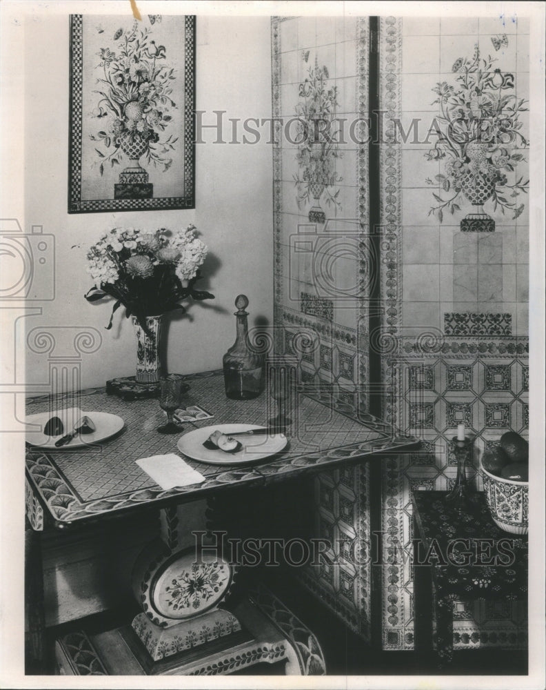 1981 Stenciling Wall Trellis Table Vase Flowers - Historic Images