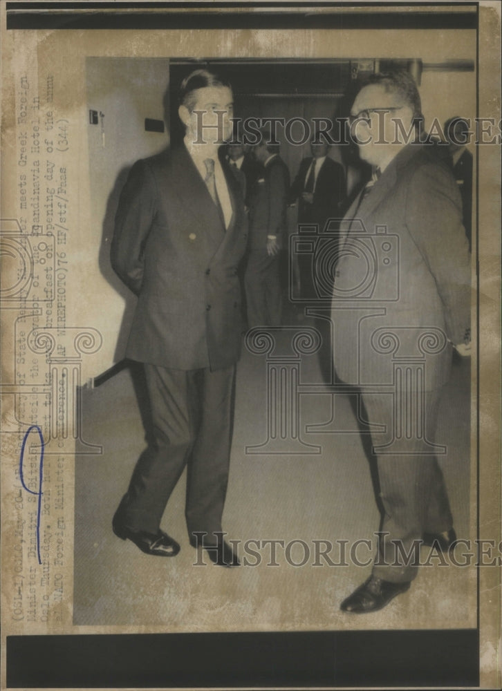 1976 Press Photo Secretary State Henry Kissinger Greek Foreign Minister Bitsios - Historic Images