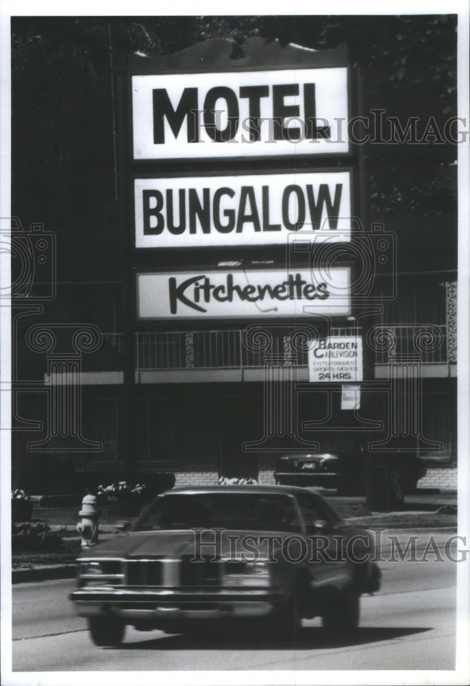 1988, Bungalow Motel Inkster Michigan Police- RSA61041 - Historic Images