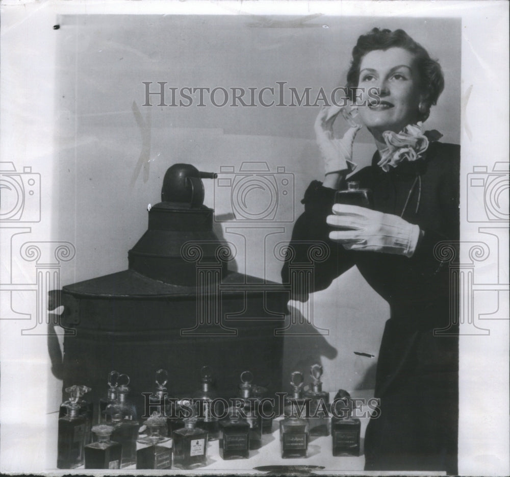 1953 Rosamund Carpenter perfume Middelton-Historic Images