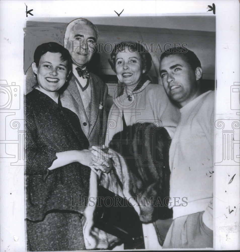 1957 Press Photo Family Mexico Elizabeth Taylor Mike- RSA61065 - Historic Images