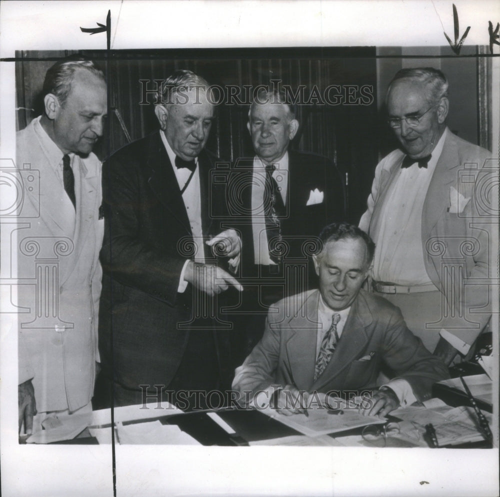 1949 Press Photo Senate Secretary Leslie Biffle Signs Treaty Approval - Historic Images