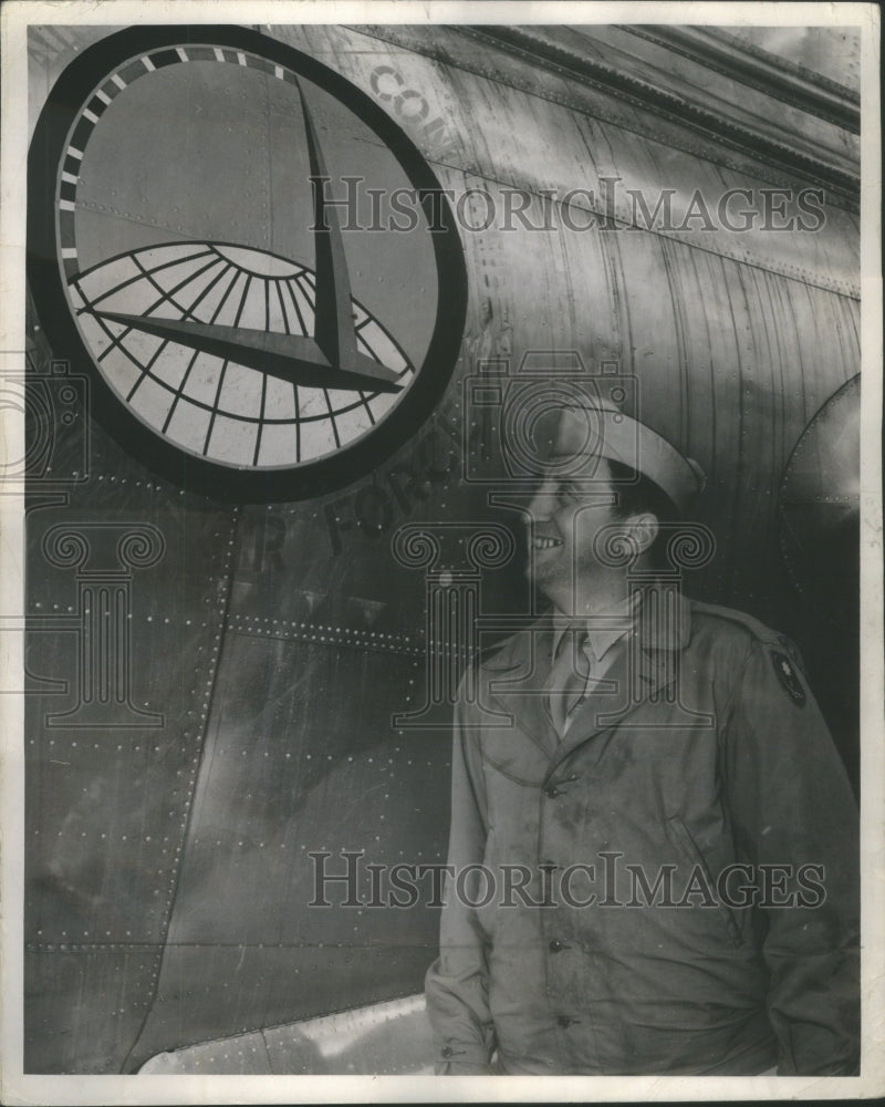 1944 John Carmichant Persian Gulf War theater Daily News Barber - Historic Images